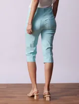 Bermuda color celeste en gabardina elastizada, marca Ruby Rd. Tiro medio, pretina ancha elastizada, bolsillos delanteros simulados y bolsillos traseros aplicados.