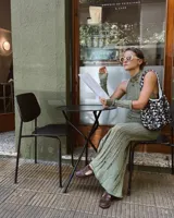 Collar corto con cordón de algodón color menta y flores de bronce.