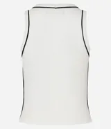 Musculosa negra de algodón con cuello redondo y frisos contrastantes en blanco en el cuello y las sisas.