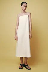 Vestido midi de escote recto y tirantes finos, color crudo.