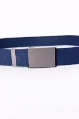 Cinto azul marino de tela con hebilla metálica rectangular color plomo.