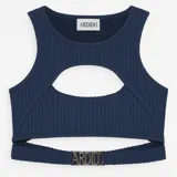 Top azul de jean reciclado, con cuello redondo, corte debajo del busto y abertura en el abdomen.