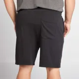 Short deportivo negro de corte recto.