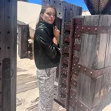 Campera de cuero ovino color negro, con cuello clásico, cierre frontal con botones y bolsillos con solapa en el pecho.