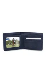Billetera negra de símil cuero con banda elástica horizontal blanca. Interior con doble compartimento para billetes, visor y tarjeteros.