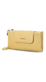 Billetera larga color camel, con textura símil cuero, cierre de broche en solapa frontal y correa de mano desmontable.