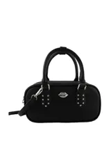 Cartera negra con correa larga regulable y desmontable, doble asa corta, cierre superior y logo de labios plateado. Interior forrado con bolsillos.