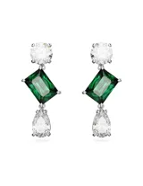 Par de aros colgantes con baño de rodio, adornados con circonitas Swarovski. Cuentan con una circonita redonda blanca en la parte superior, una circonita rectangular verde en el centro y una circonita blanca en forma de lágrima en la parte inferior.