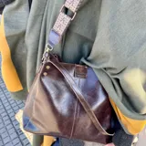 Bolso tipo tote de cuero color marrón, con doble asa de hombro y cierre superior.