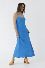 Vestido largo de lino color celeste con breteles finos y escote en V.