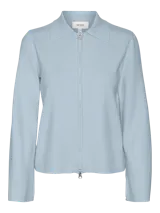 Cárdigan tejido corto color celeste con cuello tipo camisa, mangas largas voluminosas y cierre frontal con cremallera.