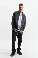 Camisa de manga larga gris oscuro, corte slim, con cartera abotonada, dos bolsillos frontales con botón y confeccionada en 100% algodón.