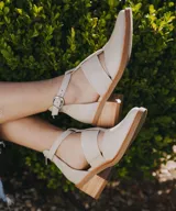 Zapato de cuero negro con detalle de charol, taco de madera con folia en cuero de 5cm, cierre YKK en talón, hebilla y elástico en el empeine.