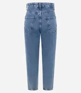 Pantalón mom jean de tiro alto, color celeste claro, con bolsillos delanteros y traseros, cierre con cremallera y botón, y dobladillo en el ruedo.