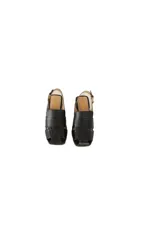 Sandalia de cuero negra con tiras anchas entrecruzadas y punta cuadrada. Talón abierto con pulsera ajustable y hebilla metálica. Taco ancho medio forrado.