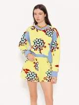 Short de plush estampado con cintura elastizada y bolsillos laterales.