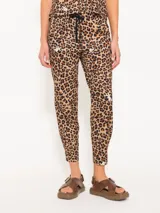 Pantalón babucha de algodón con estampado animal print y flores, cintura elastizada con cordón y botamanga con tabla.