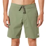 Short de baño color verde militar, con cordón ajustable en la cintura y logo de la marca en la pierna derecha.