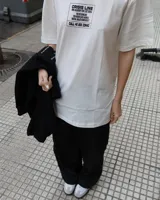Remera oversized color blanco con diseño gráfico en el frente, de manga corta.