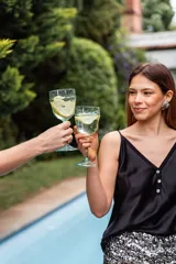 Musculosa de satén negra con terminación de bordes tejidos y botones de nácar.