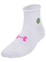 Pack de tres pares de medias Under Armour Essential, de corte tobillero, color blanco con detalles en lila y logo de la marca.