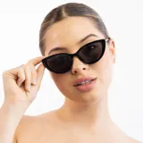 Lentes de sol con montura transparente y lentes degradadas de azul a rosa.