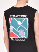 Musculosa negra con cuello redondo y sisas amplias.