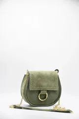 Bandolera verde militar de gamuza con tachas doradas y correa de cadena dorada.