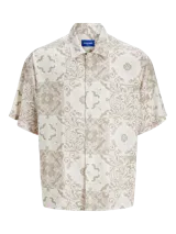 Camisa de manga corta con estampado de cachemira en tonos beige y blanco, cuello resort y cierre de botones. Confeccionada en tejido plano con mezcla de algodón y lino, de corte amplio.