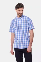 Camisa de manga corta con cuello abotonado y estampado a cuadros en tonos celeste, azul y blanco.