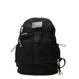 Mochila beige con textura arrugada, cierre superior con cremallera, bolsillo frontal con cremallera, asa de mano superior y correas de hombro ajustables.