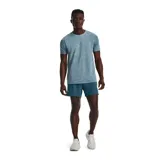 Remera deportiva gris jaspeado de corte clásico, con cuello redondo y mangas cortas. Confeccionada con tejido de punto transpirable y tecnología seamless para mayor comodidad.