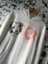 Canguro blanco de felpa con capucha y bolsillo frontal, estampado con imágenes de personajes del manga Nana.