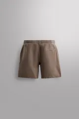 Bermudas jogger negras confeccionadas en tejido de algodón con interior de rizo. Cintura elástica ajustable con cordón y bolsillos laterales en la cadera.