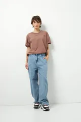 Jean baggy oversized de tiro bajo, con un diseño cómodo y urbano.