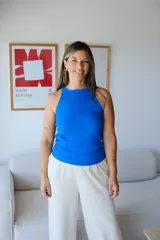 Musculosa de tejido de punto acanalado, color azul eléctrico, con cuello redondo y sisas amplias.