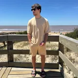 Remera blanca de tejido texturizado con cuello redondo y manga corta.