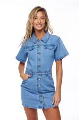 Vestido corto de jean con cuello camisero, mangas cortas y cierre frontal con botones.