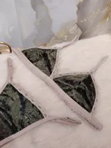 Conjunto de lencería verde musgo de terciopelo labrado con encaje y elásticos nude.