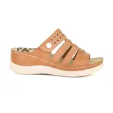 Sandalia casual de cuero color tostado, con tiras caladas y ajuste con botón.