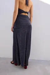 Falda larga color marrón chocolate, con frunce lateral y corte al bies.