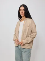 Canguro con cierre y bordado delantero, color beige.