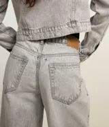Pantalón baggy de jeans celeste con trabillas en la cintura, cierre tradicional y bolsillos. Corte holgado y de tiro alto.