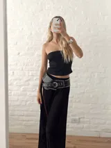 Pollera larga de microtul color negro, con tajo lateral alto y cintura elastizada.