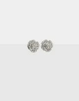 Par de aros pasantes plateados con forma de flor y strass, con cierre de tope a presión.