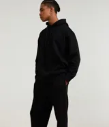 Pantalón jogger azul marino, de corte holgado con puños ajustados en los tobillos y cintura elástica con cordón.