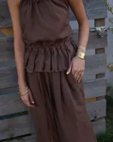 Brazalete ancho de bronce macizo con textura irregular.