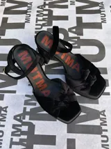 Sandalias de terciopelo color borgoña con correa trasera ajustable, doble moño en la punta y taco de 10,5 cm de altura.