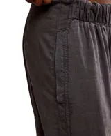 Pantalón color verde claro, amplio y de caída ligera con elástico en la cintura y largo hasta los tobillos.