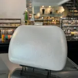 Clutch plateado brillante de eco cuero, con asa de cadena desmontable plateada.